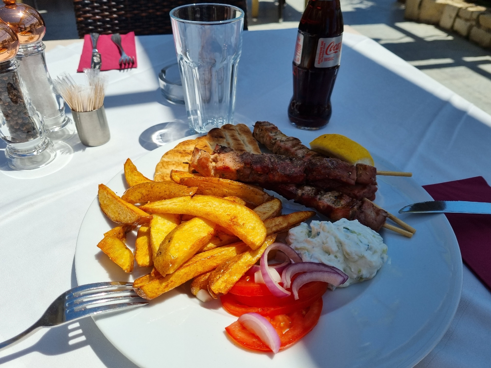 Souvlaki på restaurang i Grekland på Kretas norra kust