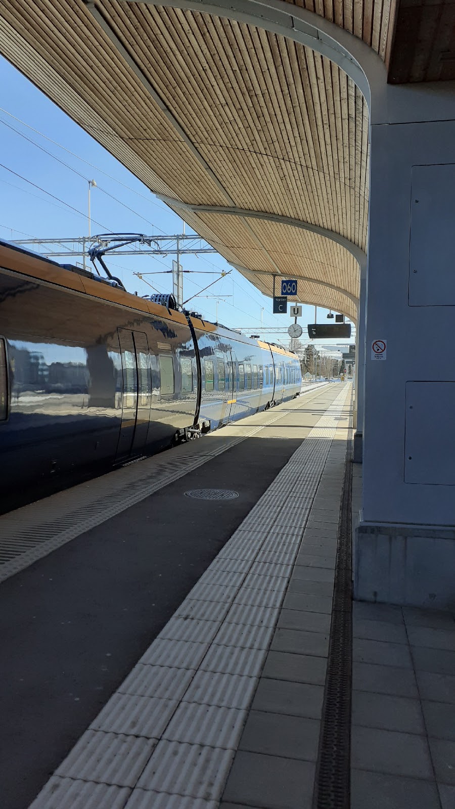 Vy över tågperrongen i Umeå C