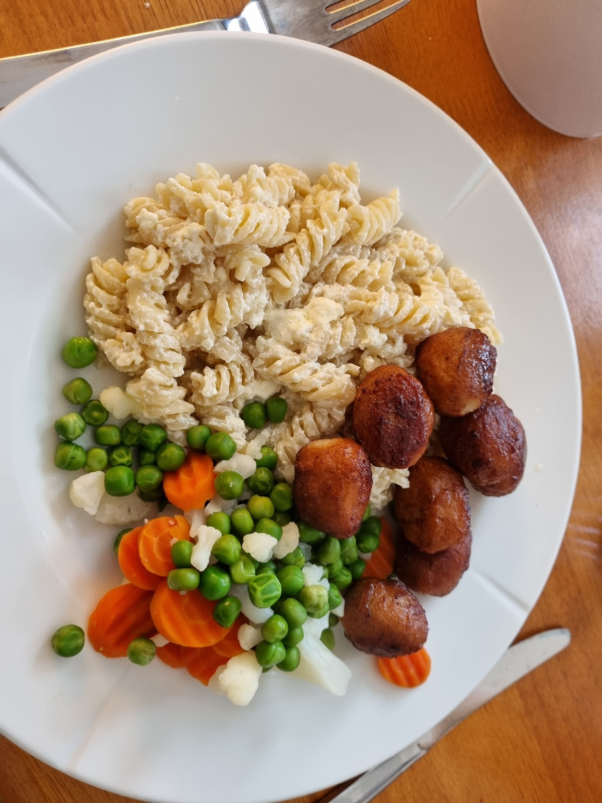 Fetaost pasta med köttbullar