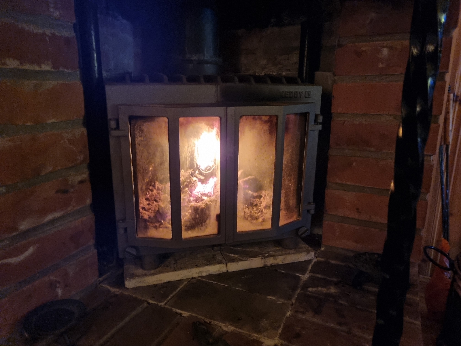 Mysig brasa i kaminen