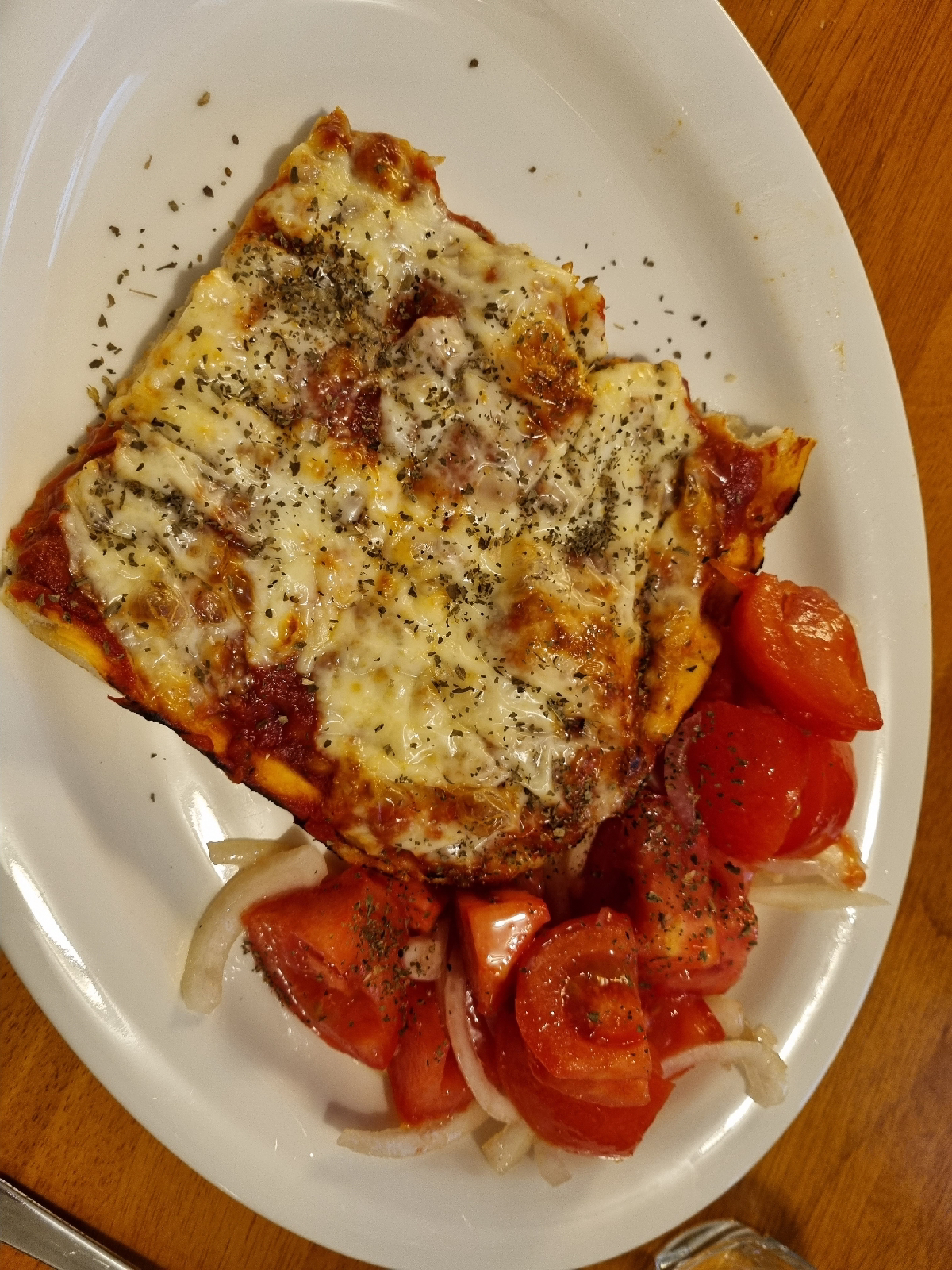 Pizza med tomat och ost