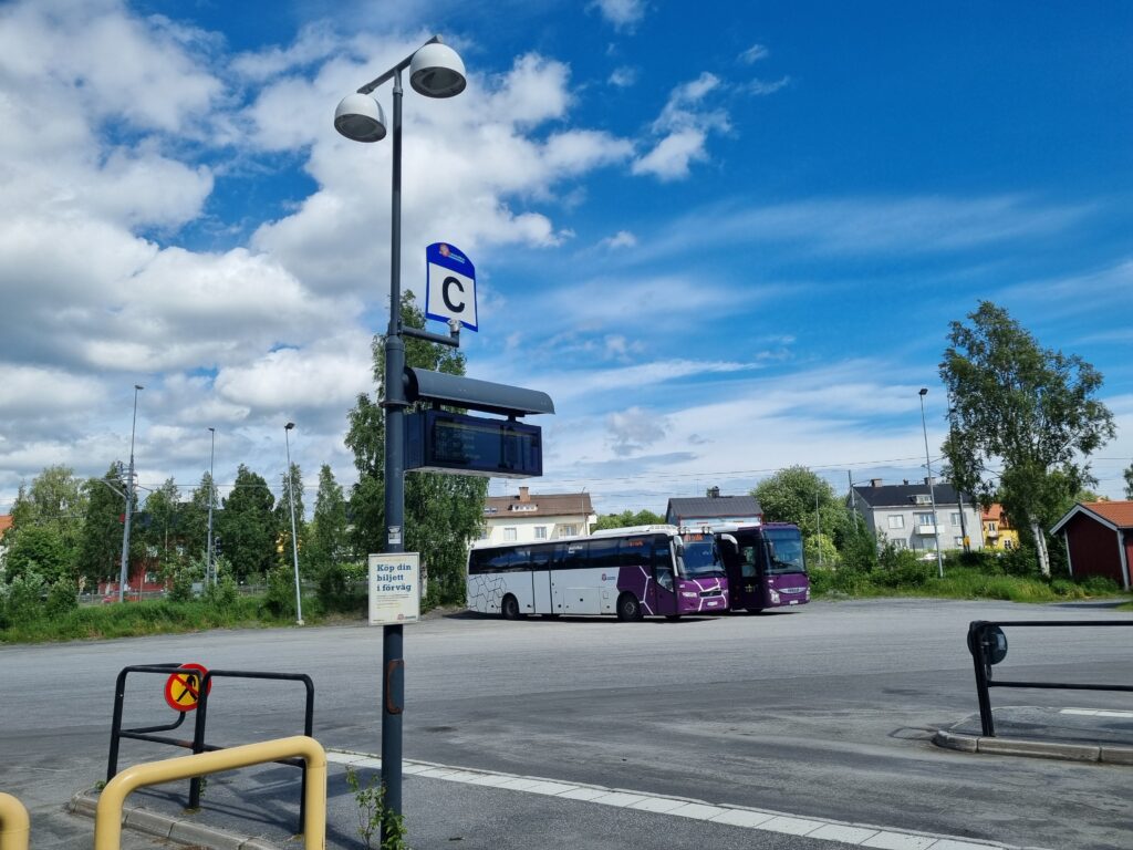 Hemresa från norrland med buss och dagtåg. Bild på bussar vid Skellefteå Busstation.