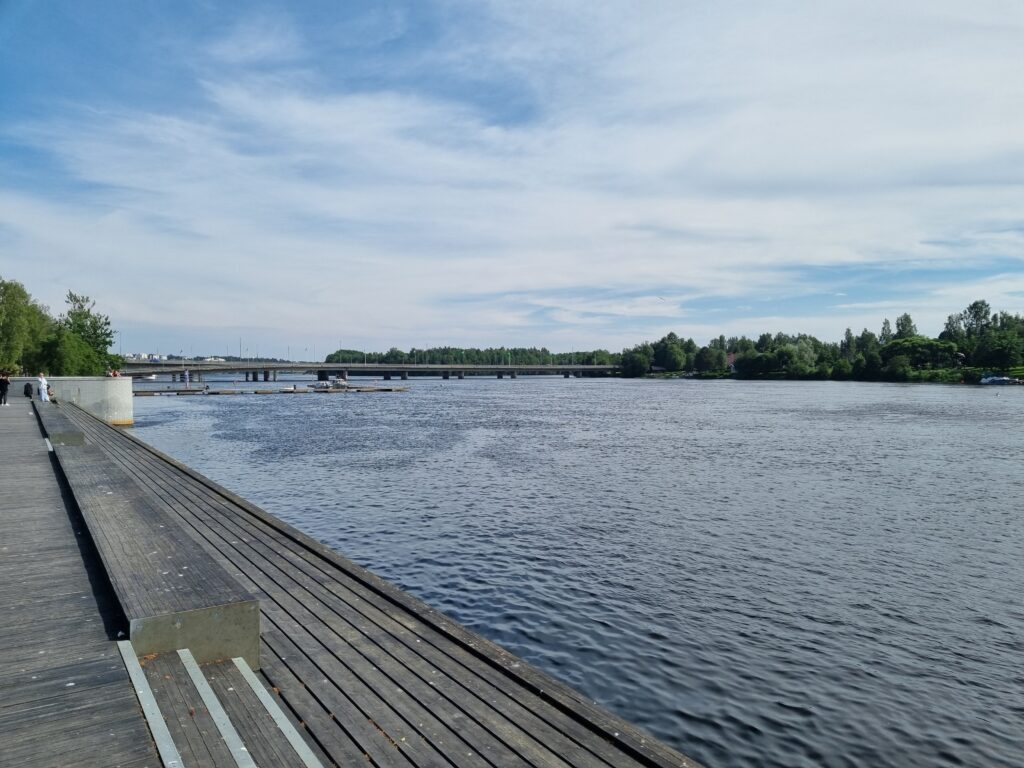 Bild på Umeälvens strandpromenad i Umeå.
