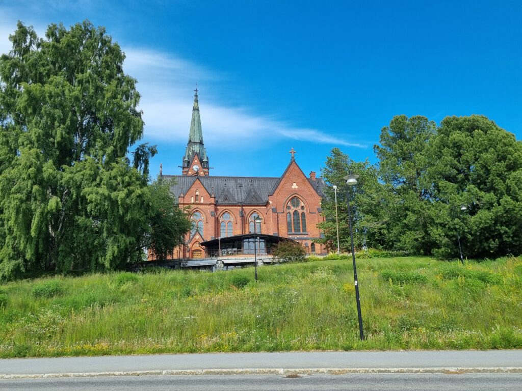 Bild på röd kyrka i Umeå centrum.