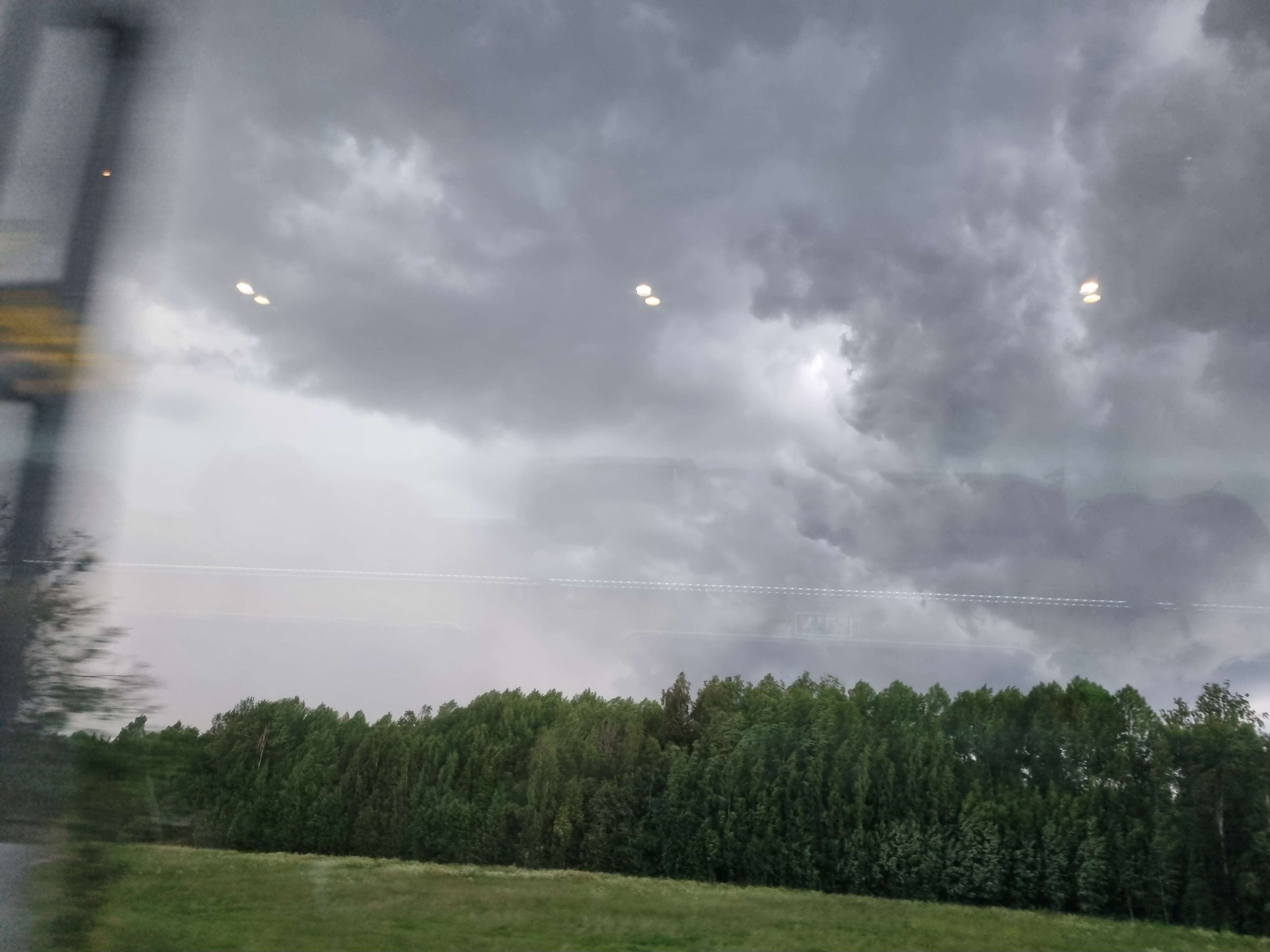 Hemresa från norrland med buss och dagtåg. Bild på dåligt väder längs hemresan.