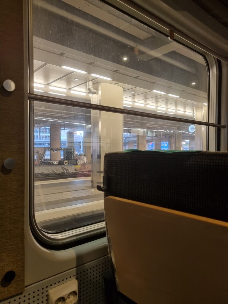 Till Norrland igen med nattåget. Bild ut genom tågets fönster när det står vid perrongen i Stockholm Central.