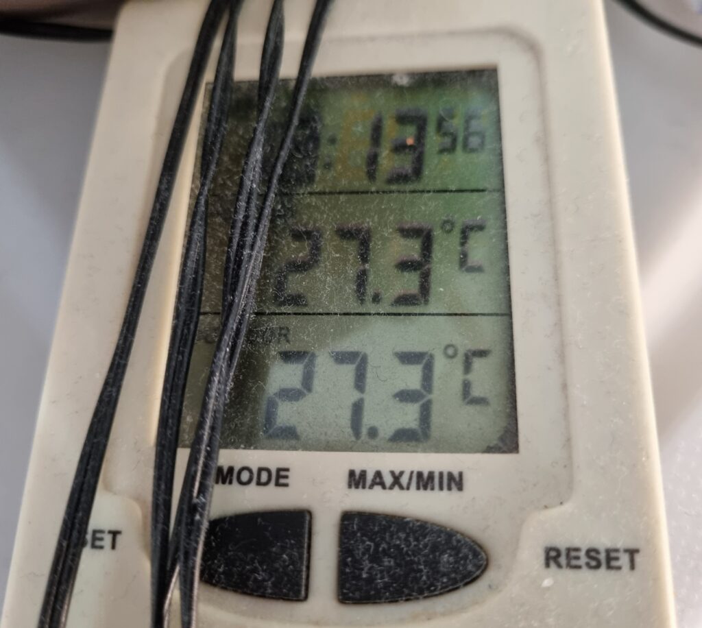 Nya mörkläggningsgardiner hemma. Bild på en termometer som visar 27.3 grader inomhus.
