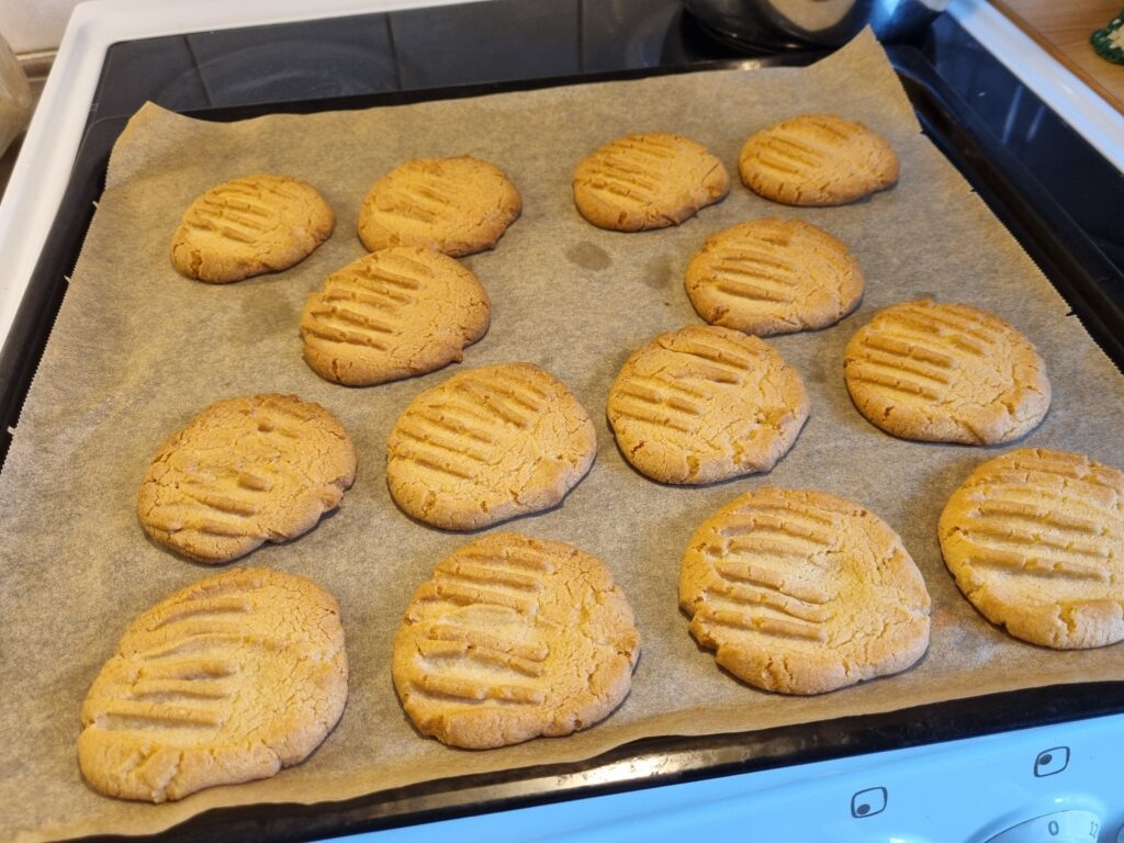 bild på stora fina mördegskakor Bakade goda chokladmuffins och stora goda mördegskakor