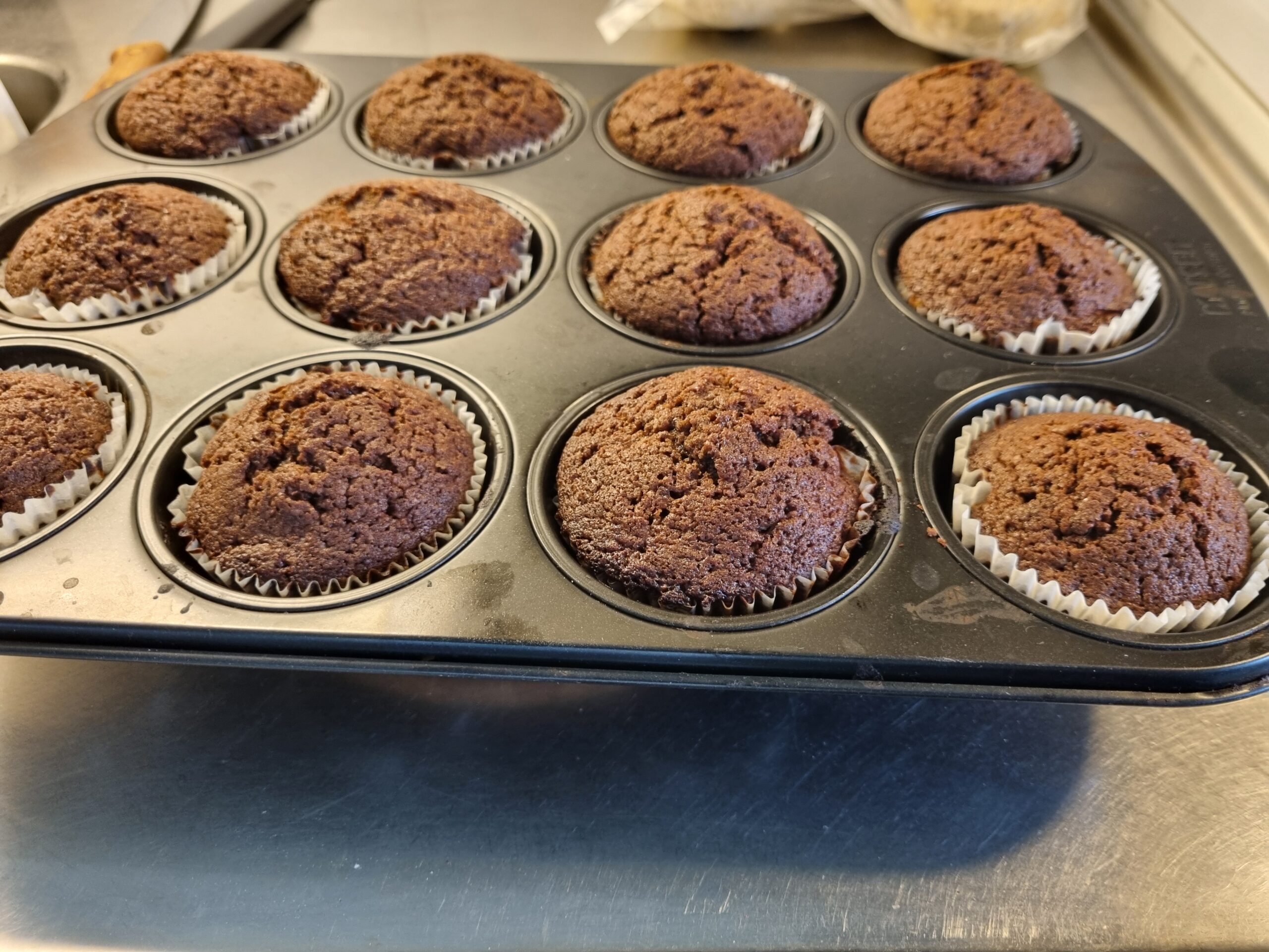 Bakade goda chokladmuffins och stora goda mördegskakor