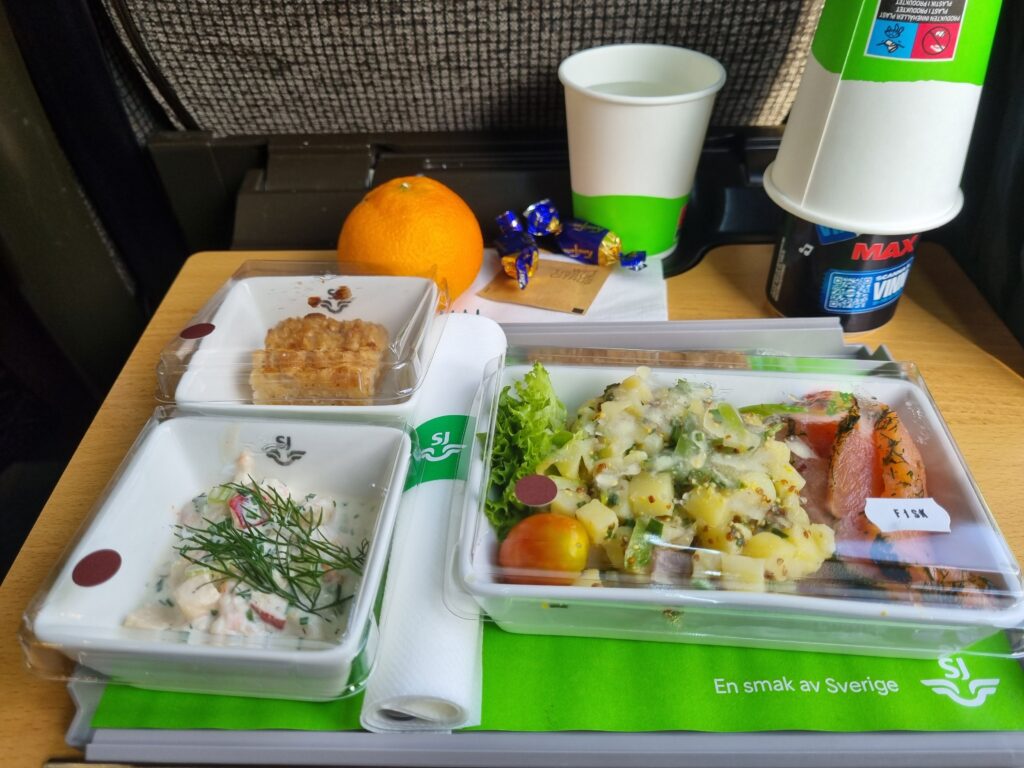 Ännu en tågresa med god mat ombord. Bild på en matbricka med tre maträtter  serverade på riktigt porslin ombord på ett snabbtåg i Sverige.