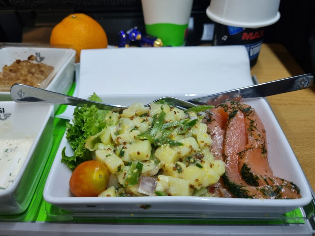 Ännu en tågresa med god mat ombord. Bild på huvudrätten på matbrickan jag förbeställde till tåget. Potatissallad med gravad lax.