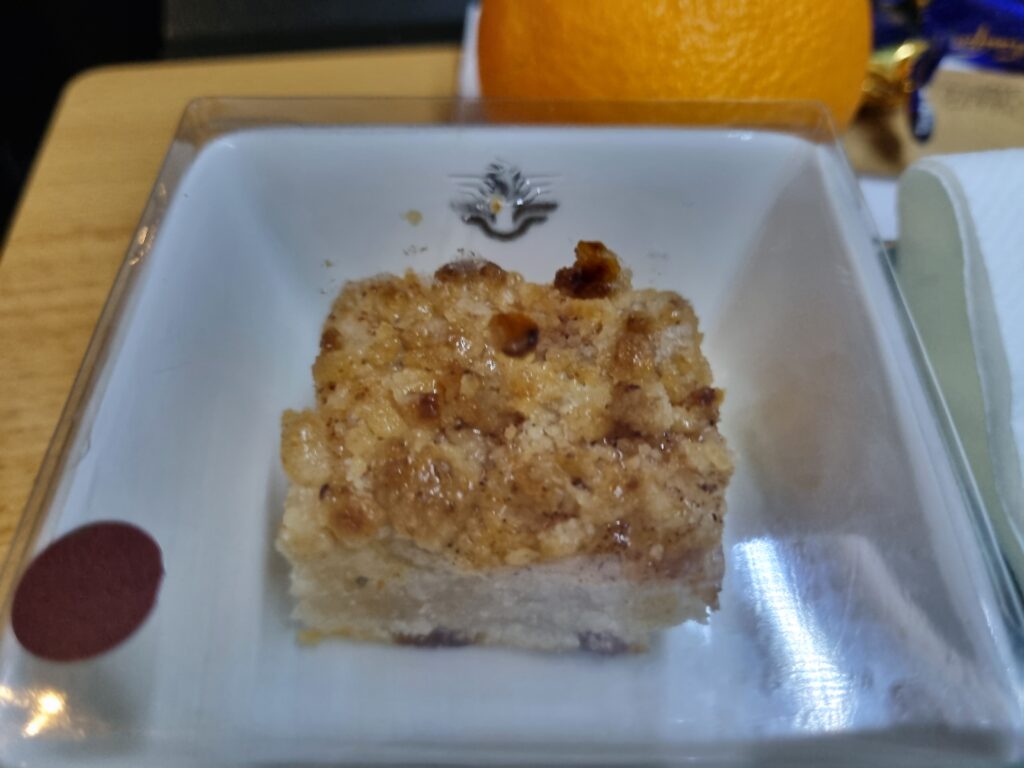 Bild på desserten på matbrickan ombord på snabbtåget. Äppelkaka.